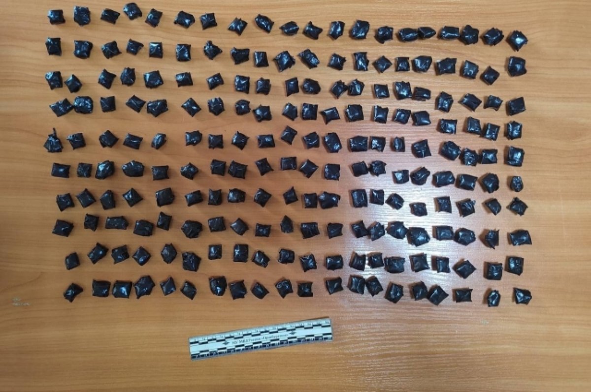    В Оренбурге задержали торговцев с крупной партией героина и мефедрона.