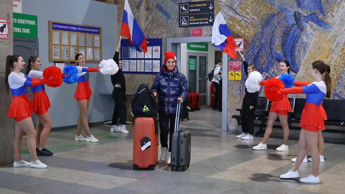     В Хакасию прибыли чемпионы по лыжным гонкам. В составе команды победители и призеры Олимпийских игр Алексей Червоткин, Денис Спицов, Наталья Терентьева (Непряева), Татьяна Сорина, Вероника Степанова, Иван Якимушкин, Александр Терентьев.