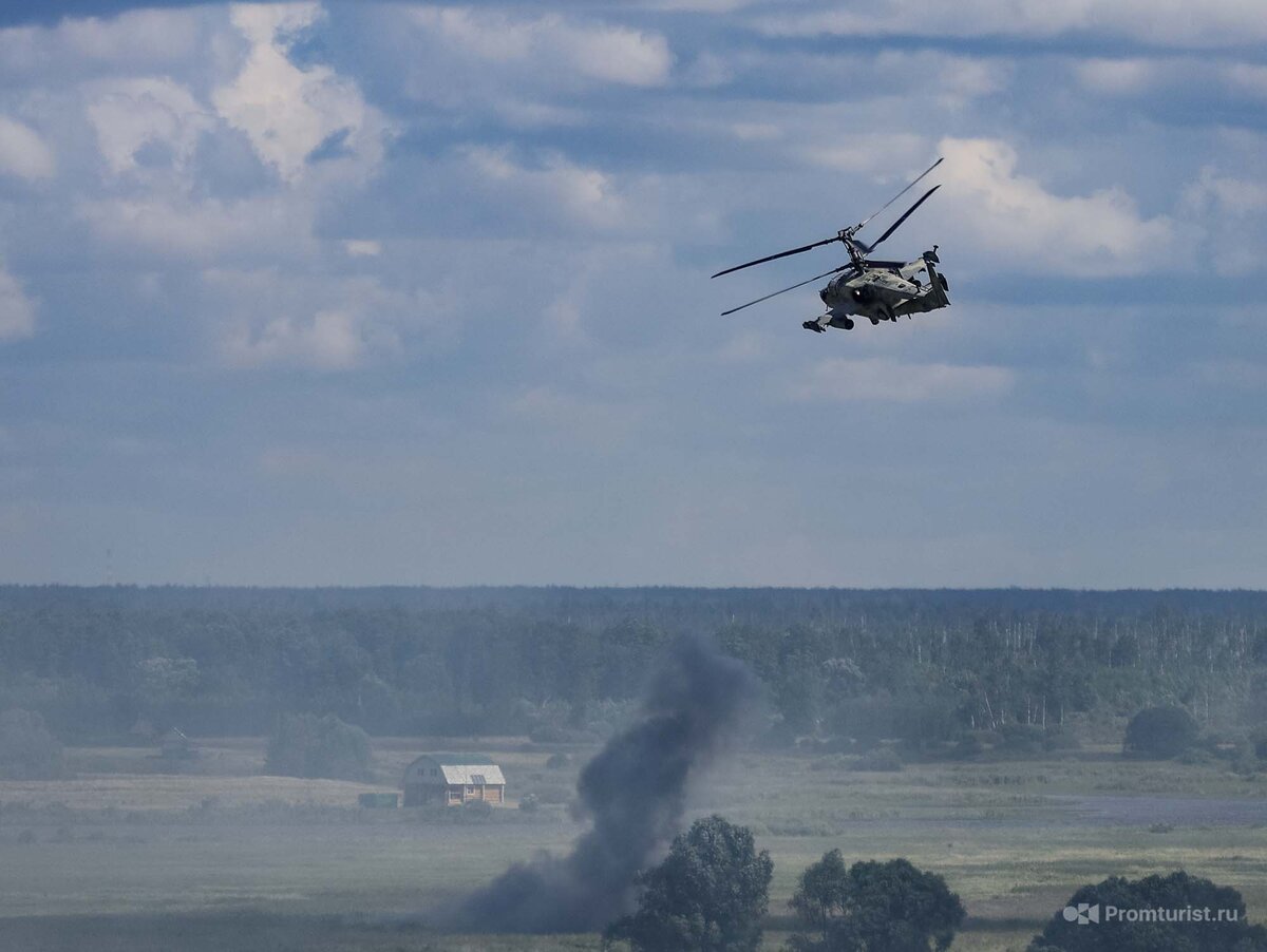 Посмотрел боевой заход на цель и пуск ракет вертолёта Ка-52. Делюсь с вами фотками