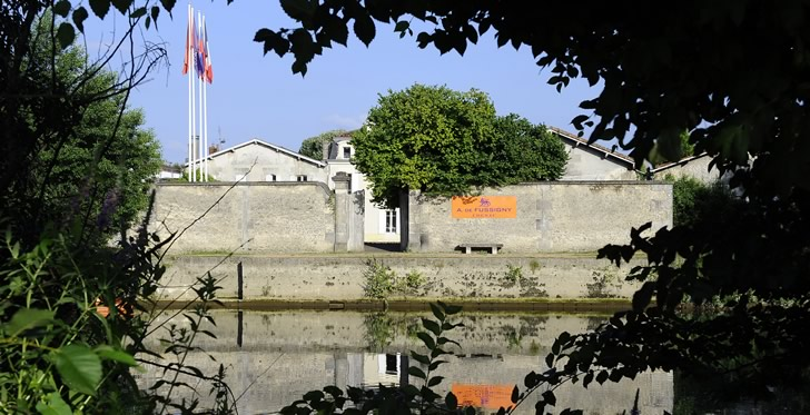 Коньячный дом A. de Fussigny на берегу реки Шаранта. Фото из открытых источников в интернете.