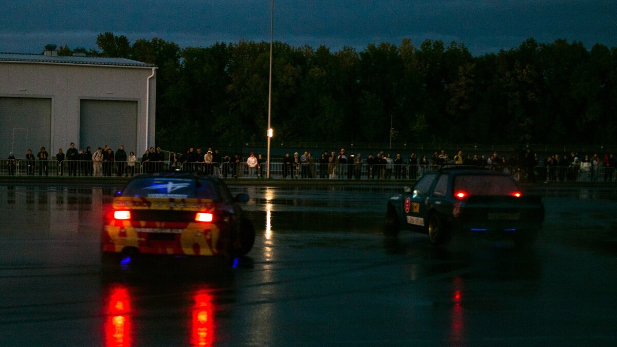     Водитель Nissan Stagea начал дрифтовать на кольце Третьей рабочей во Владивостоке. Пользователи соцсетей уже со смирением отнеслись к этой ситуации.