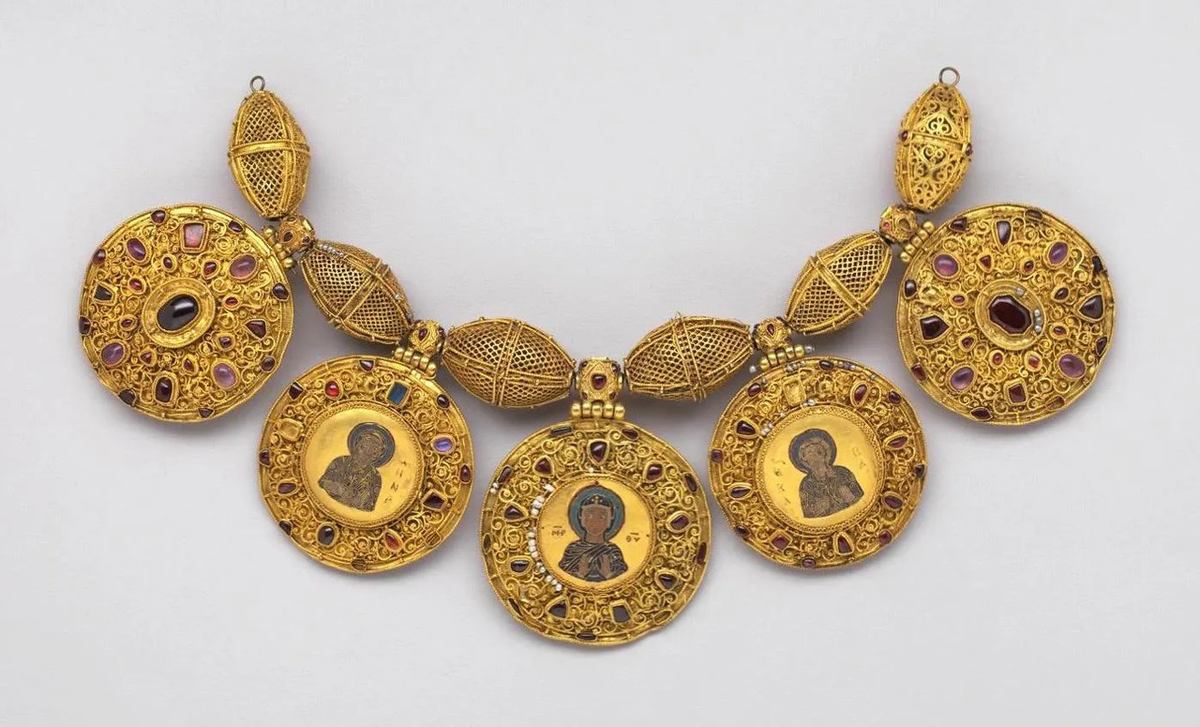 Три медальона с богоматерью и святыми по центру ожерелья