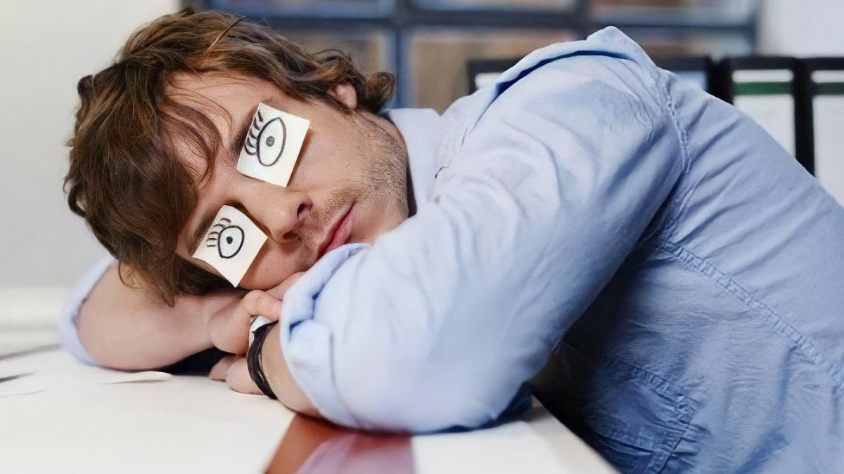 Глаз спящего человека. Сонный человек. Сон на работе. Человек хочет спать.