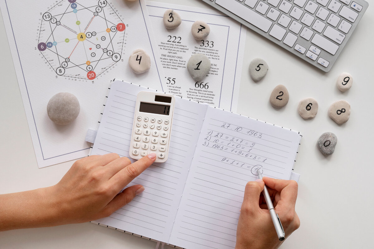 источник фото: Изображение от <a href="https://ru.freepik.com/free-photo/numerology-concept-still-life_38171475.htm#query=%D1%82%D0%B5%D0%BE%D1%80%D0%B8%D1%8F%20%D0%B2%D0%B5%D1%80%D0%BE%D1%8F%D1%82%D0%BD%D0%BE%D1%81%D1%82%D0%B8&position=0&from_view=search&track=ais">Freepik</a>