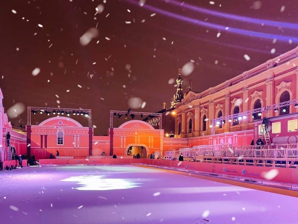 Катков спб. Каток на Конюшенной площади. Каток на Конюшенной в Петербурге. Конюшенная площадь Санкт-Петербург. Каток на площади СПБ
