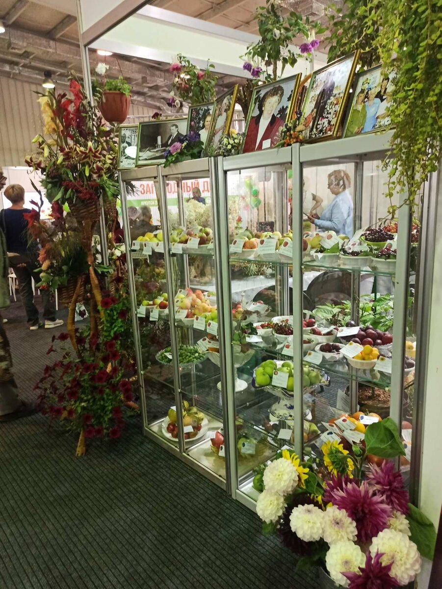 Стеллажи с продукций