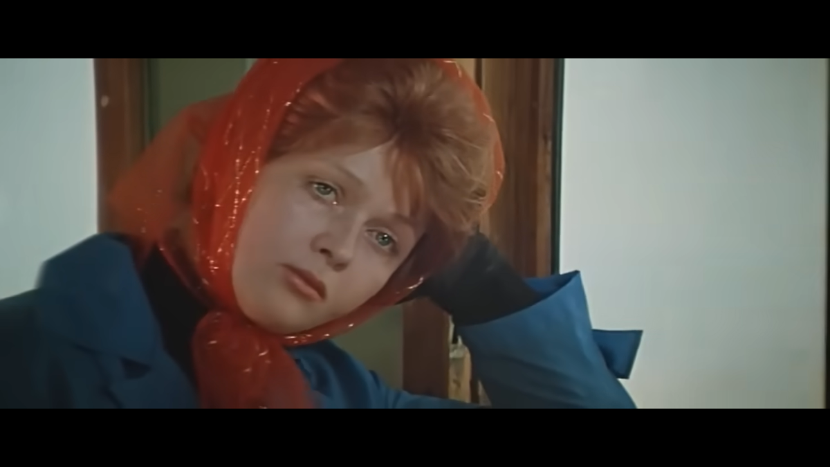 Анна едет на поминки. Кадр из фильма "Сладкая женщина", источник https://www.youtube.com/watch?v=kqfXW9fon6A&t=5599s