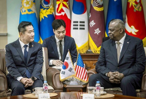    Син Вон Сик и Ллойд Остин