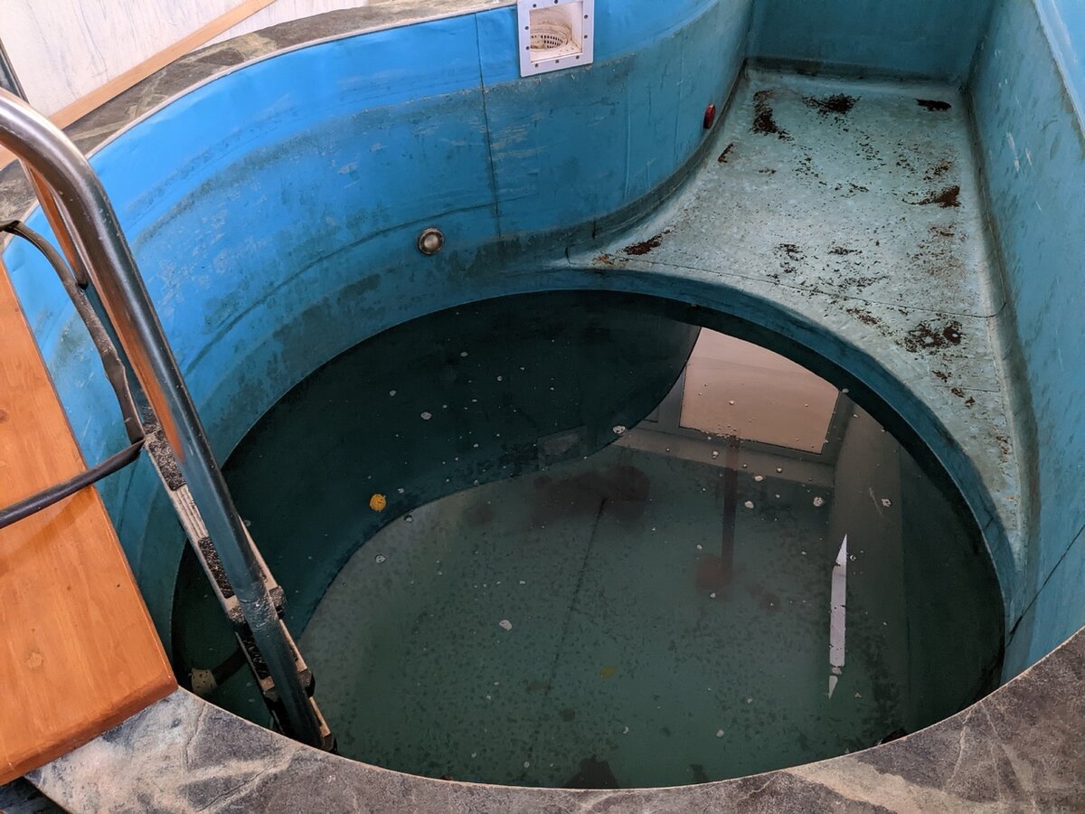 Один горшок "приводнился" в стоячем положении, два - на боку, ну и ладно.