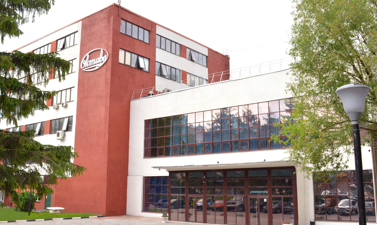 Внешний вид завода "Октава". Источник: https://artmoskovia.ru/spektakl-sila-slova-projdet-na-dejstvuyushhem-zavode-oktava.html