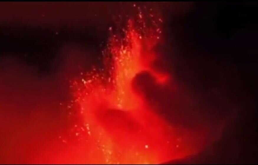    На острове Сицилия извергается вулкан Этна