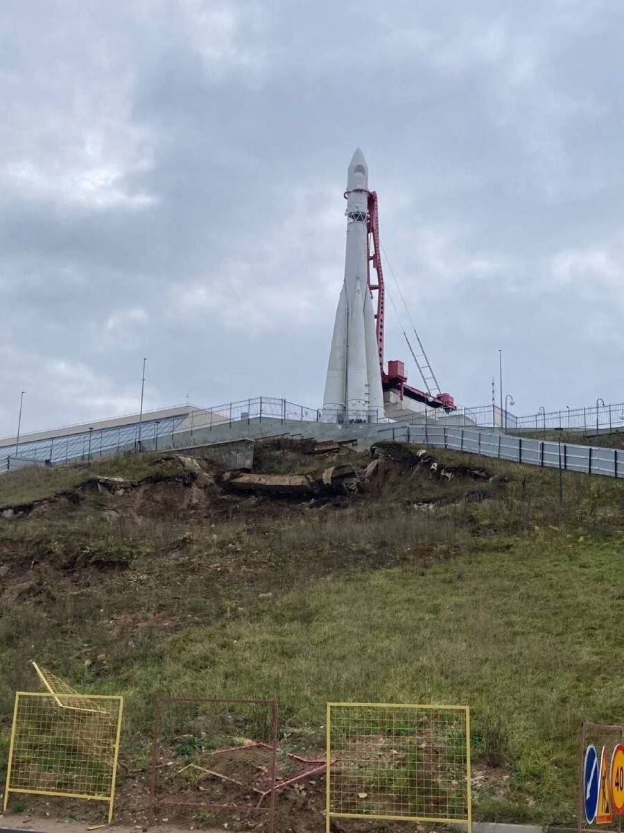 Оползневые процесс происходят в том месте не в первый раз.  В 2022 году всё выглядело очень красиво: красивые дорожки, ещё с трудом прибивающийся газон.-4