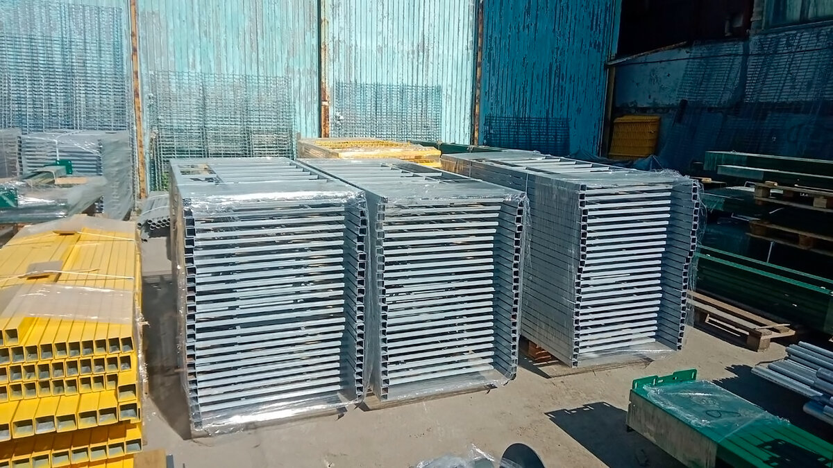 Нетиповые пешеходные ограждения от ООО «Завод Резервуаров и Негабаритных Металлоконструкций». Использование альтернативных чертежей не повлияет на защиту, направление и предупреждение пешеходов.конструкций». Использование альтернативных чертежей никак не повлияет на защиту, направление и предупреждение пешеходов.