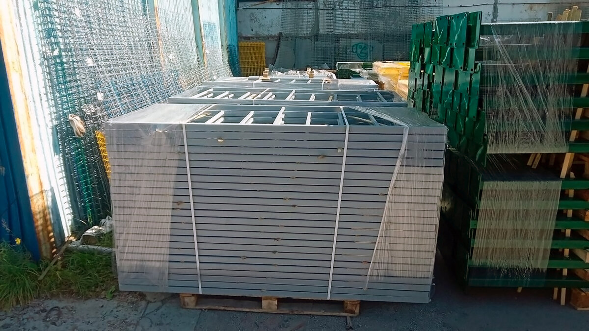 Секция пешеходного ограждения по чертежу клиента 850×2000, в ПП RAL 7040 (серый). Видно вертикальные и горизонтальные перекладины.