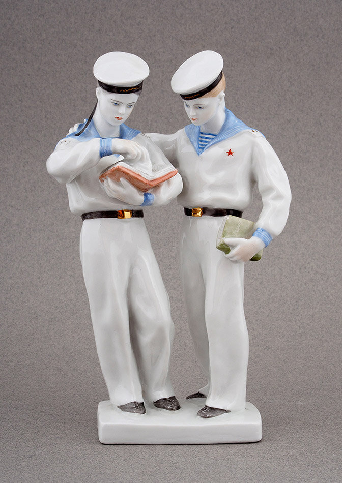 "Нахимовцы". Модель 1949-го года. Автор модели С.Б. Велихова, автор росписи Е.Н. Лупанова. Высота 19,0 см.  Номер в Госкаталоге 39721164. Елагиноостровский дворец-музей русского декоративно-прикладного искусства и интерьера. Листайте галерею вправо.