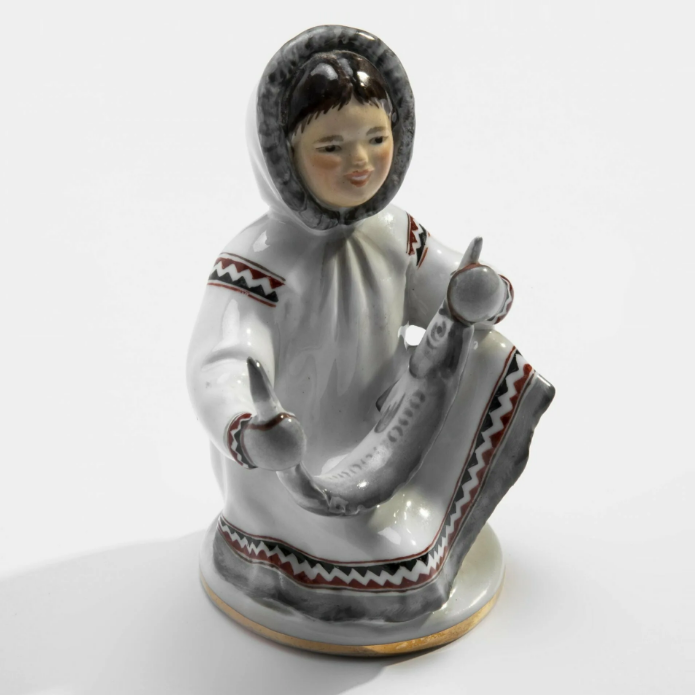 "Девочка якутка с севрюгой". 1951. Автор модели Велихова С.Б. автор росписи Фурдыгайло Л.И.. Фарфор, роспись подглазурная полихромная, роспись надглазурная полихромная. 