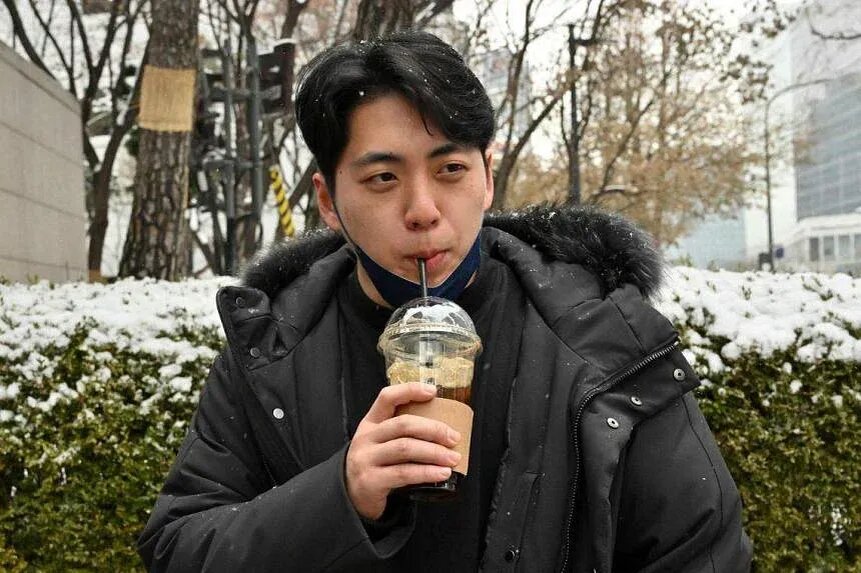 Даже в мороз куртки застегивают редко