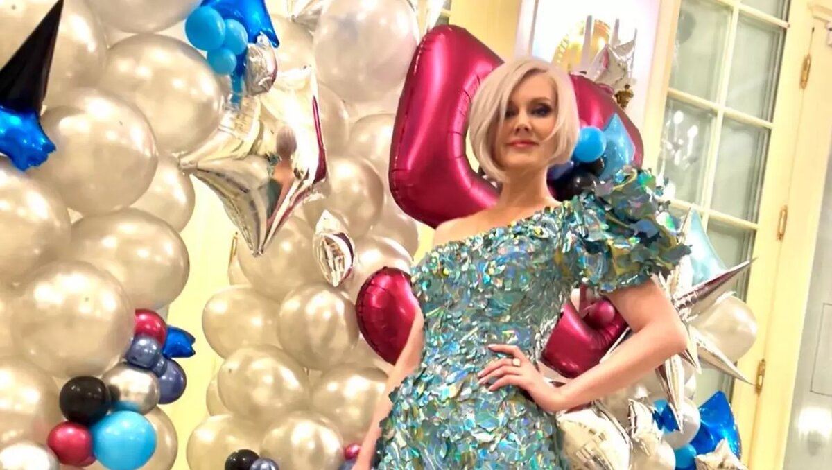     Певица, уроженка Дзержинска Натали предстала перед поклонниками в пестром мини-платье. Фото она выложила в своем Telegram-канале. Однако не все фанаты одобрили образ знаменитости.