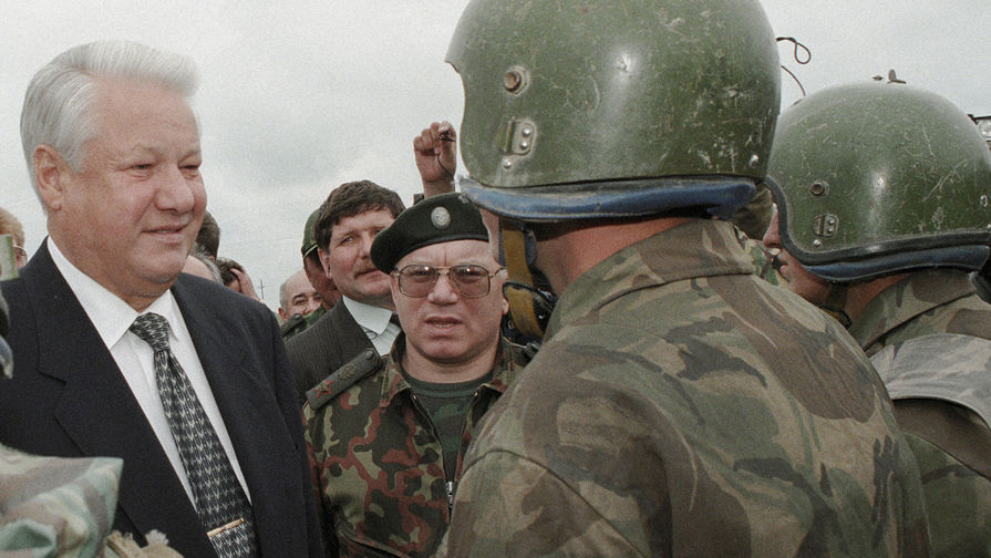 1 мая 1996 год. Коржаков 1993. Коржаков 1996. Коржаков 1991. Ельцин в Чечне 1996.