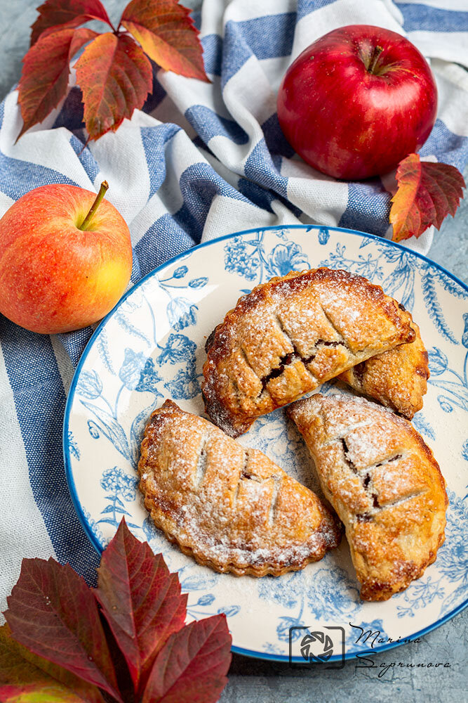 Маленькие пирожки с яблоками и карамелью.