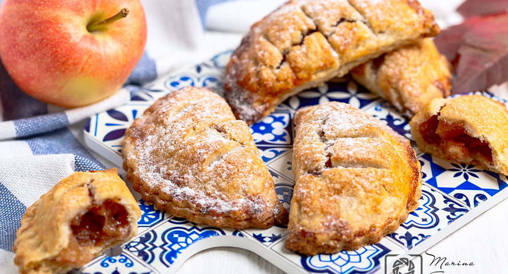 Вкусные пирожки с яблоками и карамелью.