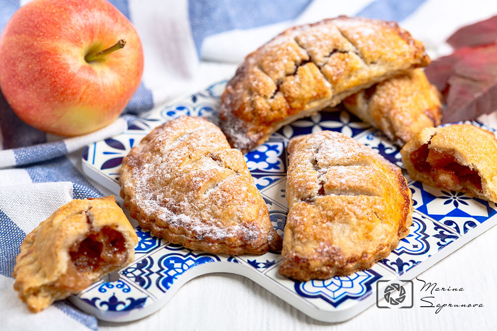 Пирожки с яблоками.