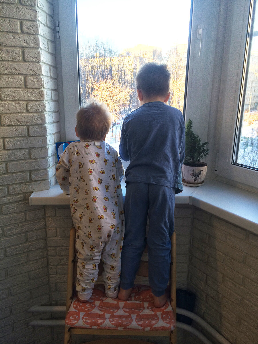 Первые дни в этой квартире. Дети на этом фото ждут гостей на новоселье :)