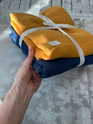 Вот из этих тканей я шила свой плед: муслин цвет "Горчица" и вельвет цвет Тёмно-синий. Фото сделано хозяйкой магазина, где я их купила, перед отправкой курьером