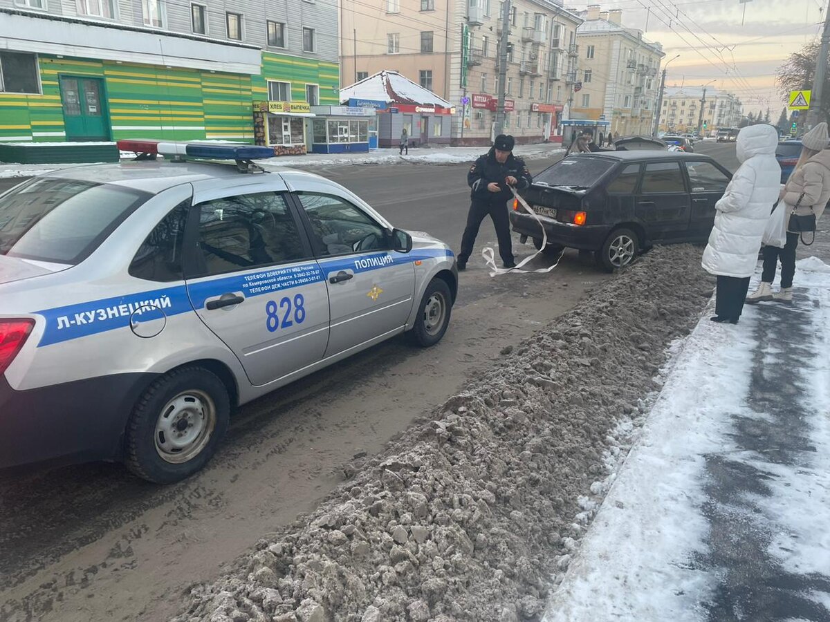 В Ленинске-Кузнецком полицейские помогли автомобилистке, чья машина застряла  в снегу | Полиция Кузбасса | Дзен