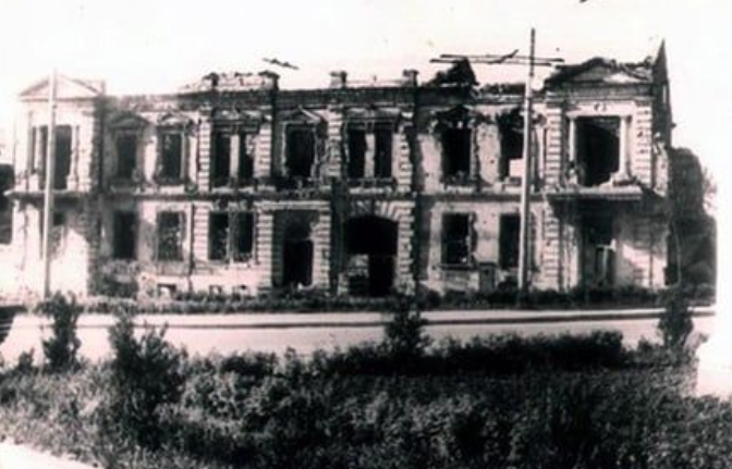 Это здание конторы градоначальства изображено на послевоенном фото. На этом месте сейчас стоит здание Ленинского районного суда. 
