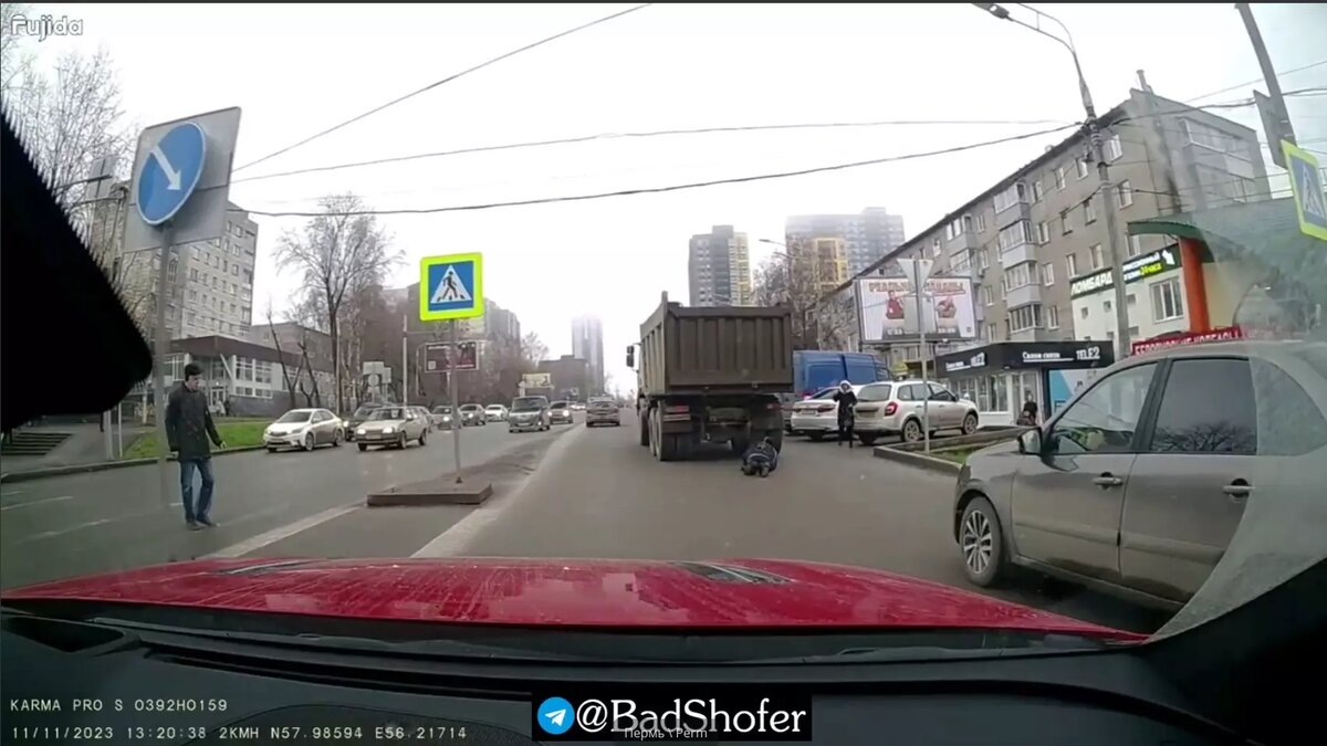     В телеграм-каналах опубликован кадры с видеорегистратора, который зафиксировал дорожно-транспортное происшествие.