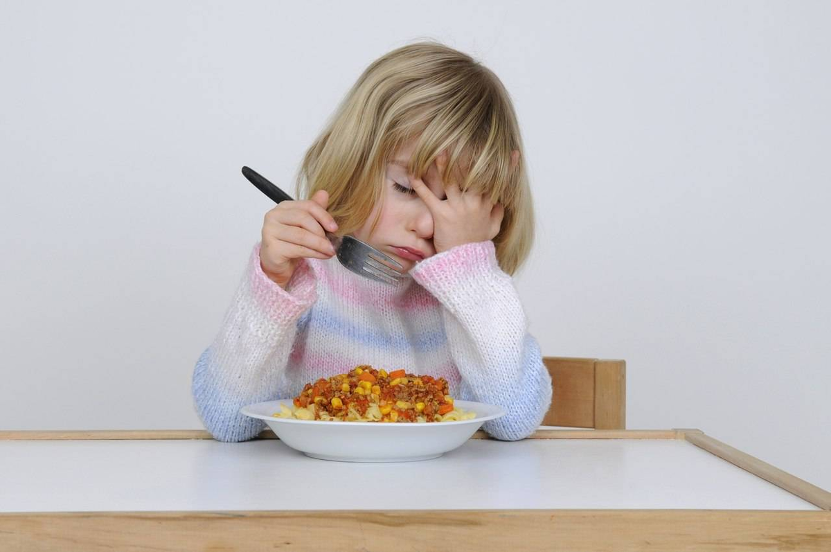 Ребенок отказывается от еды. Снижение аппетита у детей. Девочка не хочет есть кашу. Ребенок капризничает за столом. Ребенок плохо есть вечером
