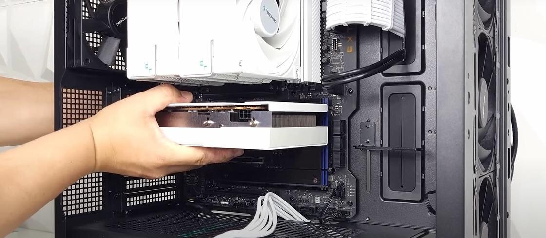    Видеокарту устанавливают в компьютер:YouTube/stupidmadworld