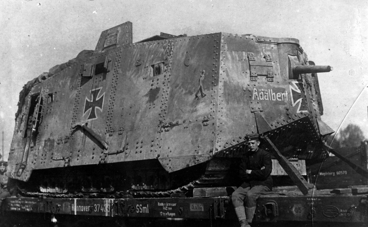 A7V, первый танк с противоснарядной броней. 30 мм брони вполне защищали от малокалиберной артиллерии, по крайней мере в теории.