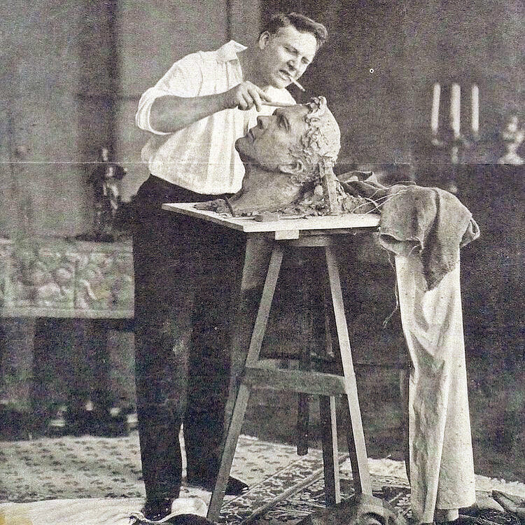Ф.И. Шаляпин при создании скульптуры 