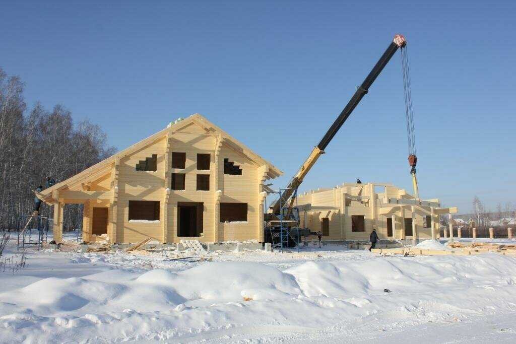 Любая строительства. Стройка домов зимой. Стройка коттеджа зимой. Строящийся дом зимой. Дом стройка зима.