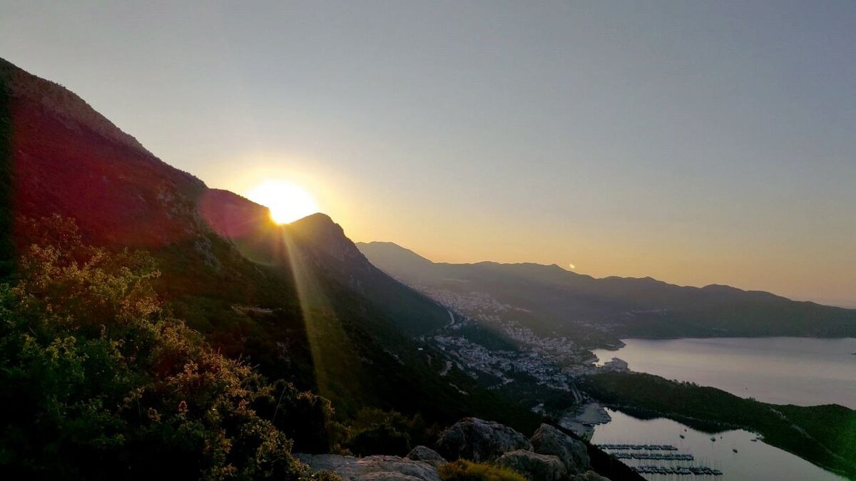Рассвет над г. Каш.