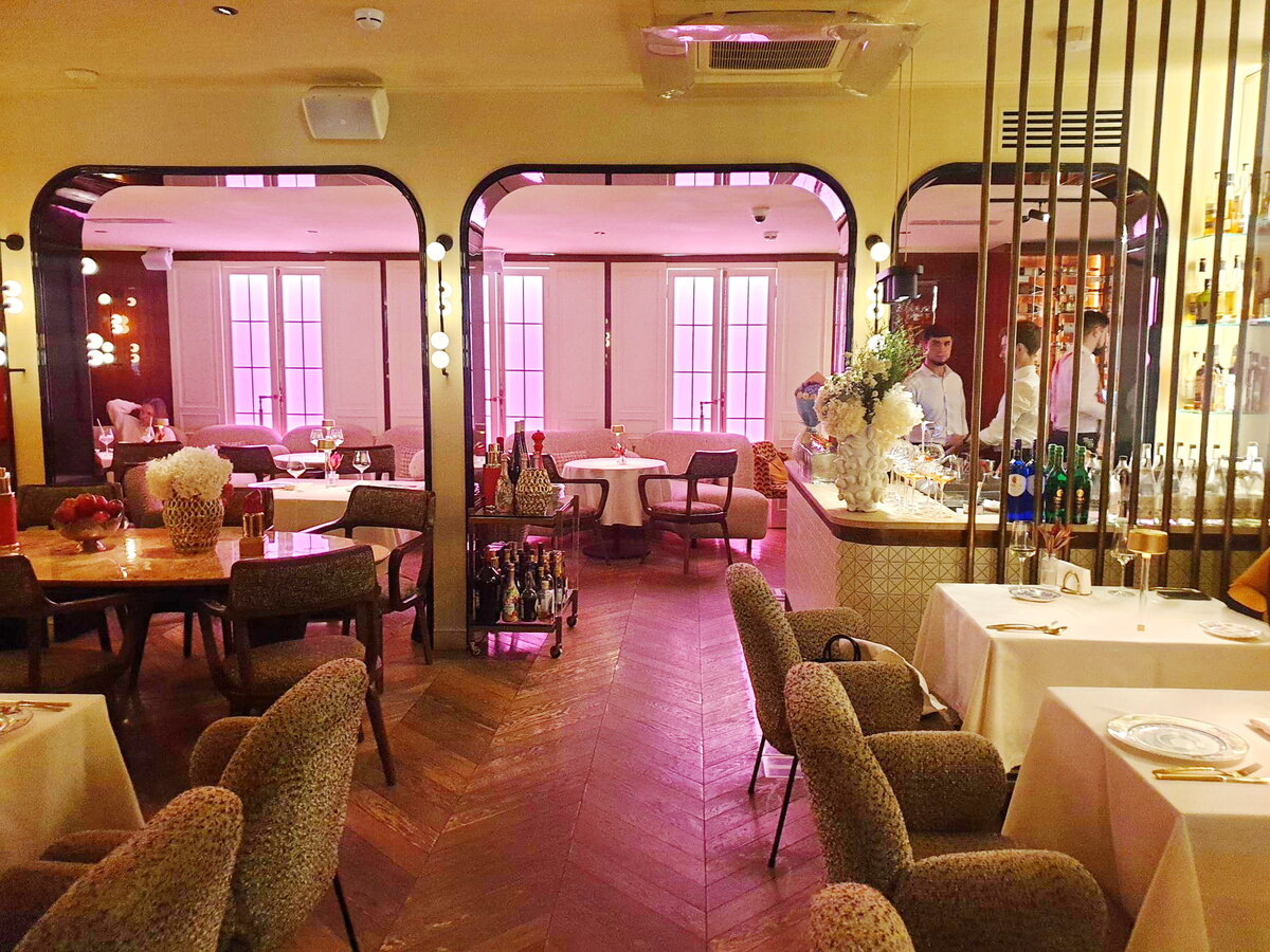 Общий вид зала ресторана Lou Lou