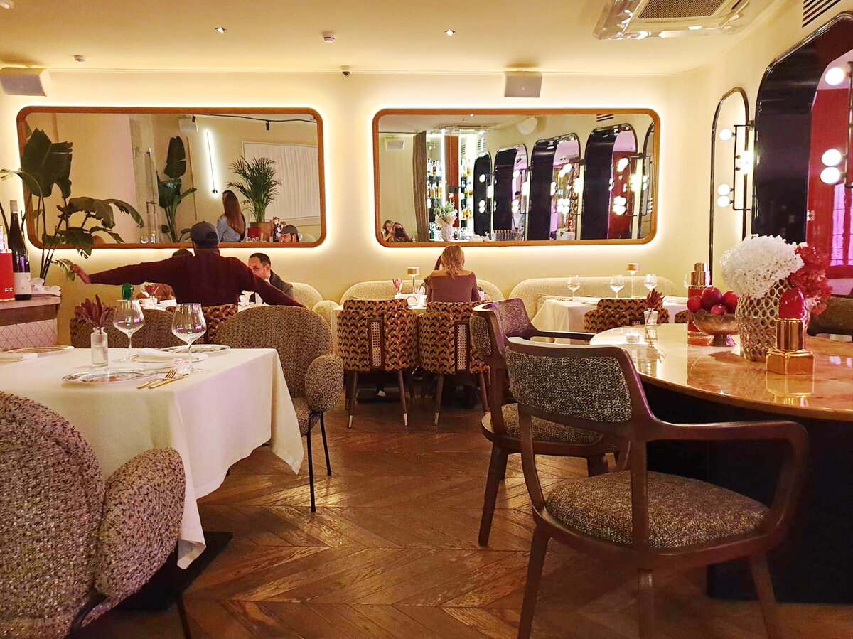 Посадочные места в глубине зала