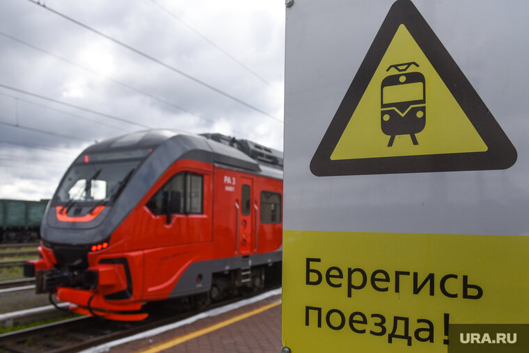    Машина выехала на пути, когда горел красный свет