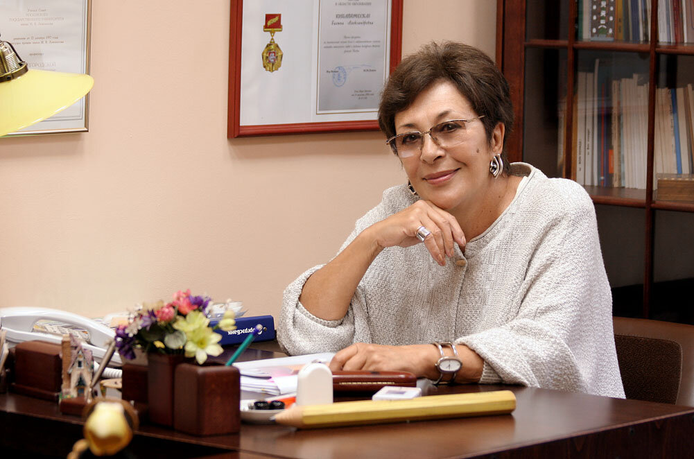 ГАЛИНА АЛЕКСАНДРОВНА КИТАЙГОРОДСКАЯ, доктор пед. наук, заслуженный профессор МГУ им. М.В. Ломоносова, академик международной Академии наук Высшей школы, президент научно-образовательного центра "Школа Китайгородской". 