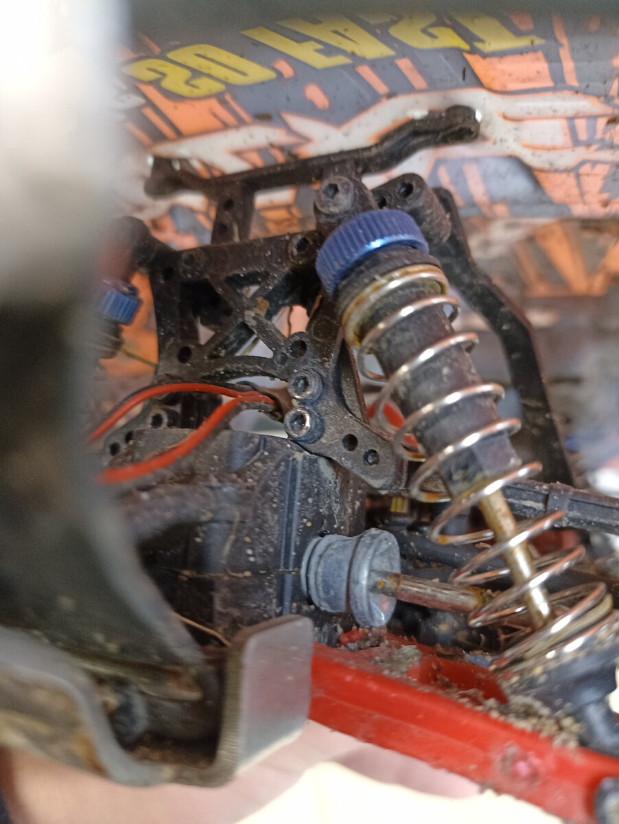 Измените точку крепления тяги к кузову вы сразу получите развал передней оси.