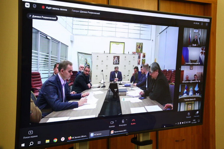    В заседании участвовал бизнесмен Константин Малофеев (в центре)