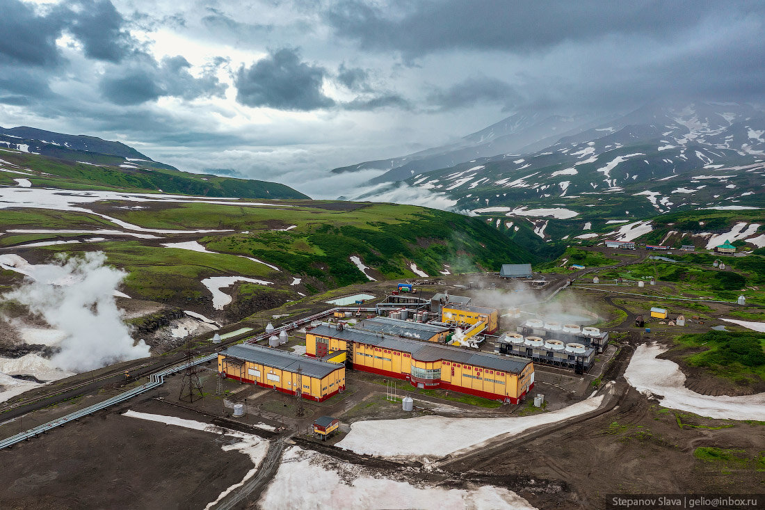 Всего в России действуют три геотермальных электростанции энергию с их помощью добывают благодаря природному теплу Земли, которое возрастает по мере углубления в недра, этот способ считается одним из