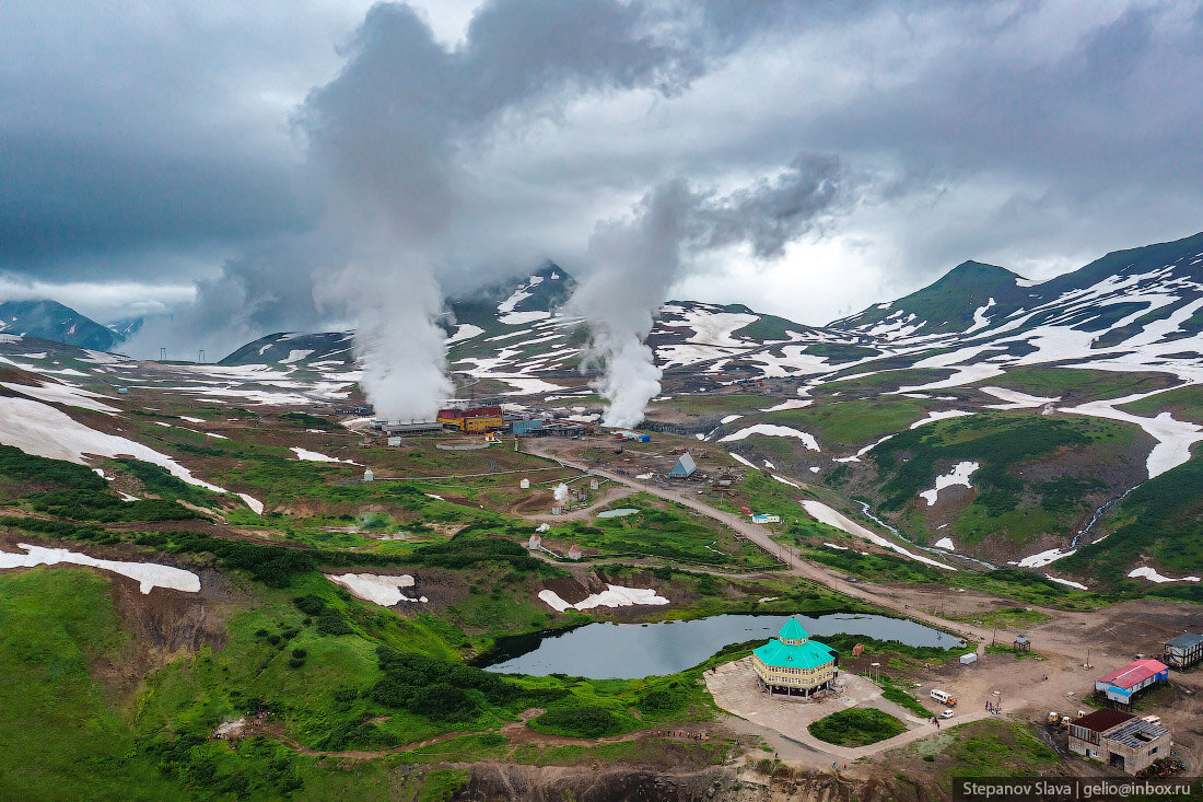 Всего в России действуют три геотермальных электростанции энергию с их помощью добывают благодаря природному теплу Земли, которое возрастает по мере углубления в недра, этот способ считается одним из-3