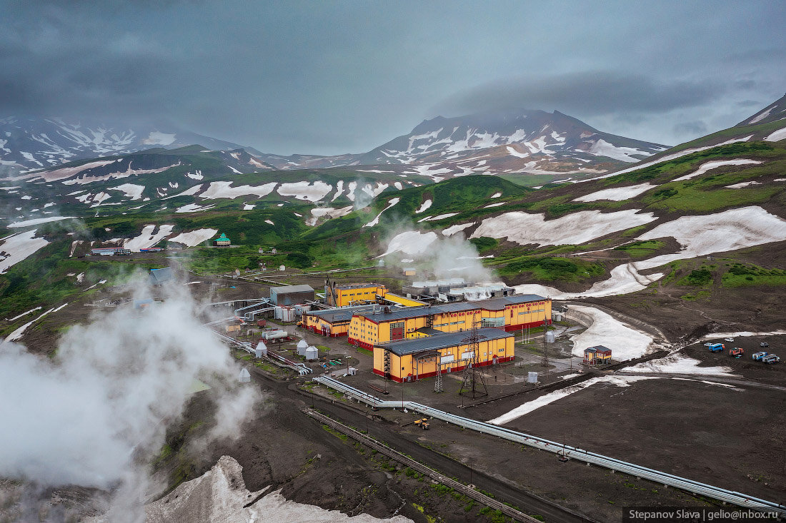 Всего в России действуют три геотермальных электростанции энергию с их помощью добывают благодаря природному теплу Земли, которое возрастает по мере углубления в недра, этот способ считается одним из-4