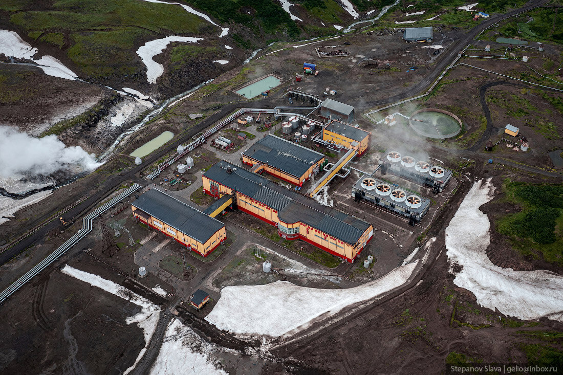 Всего в России действуют три геотермальных электростанции энергию с их помощью добывают благодаря природному теплу Земли, которое возрастает по мере углубления в недра, этот способ считается одним из-6