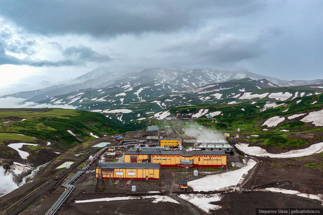 Всего в России действуют три геотермальных электростанции энергию с их помощью добывают благодаря природному теплу Земли, которое возрастает по мере углубления в недра, этот способ считается одним из-7