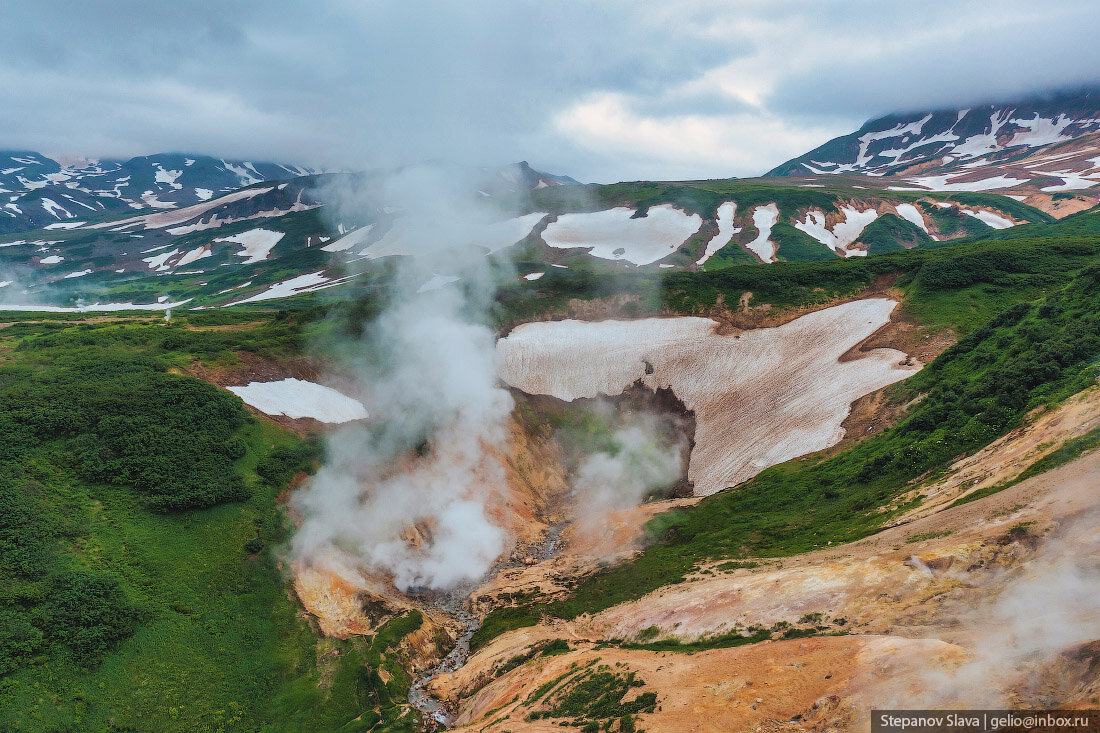 Всего в России действуют три геотермальных электростанции энергию с их помощью добывают благодаря природному теплу Земли, которое возрастает по мере углубления в недра, этот способ считается одним из-10