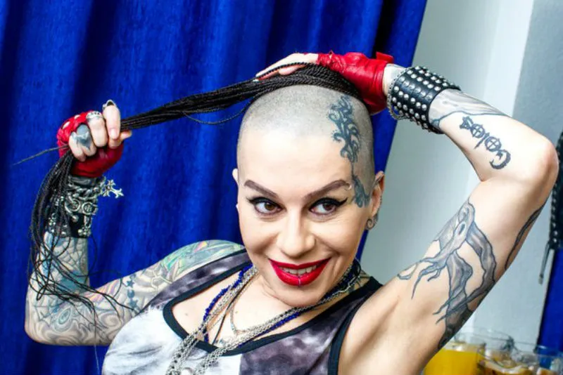 Наргиз 2021. Закирова наргиз пулатовна. Слава певица лысая. Нургиз тагиров кунгур. Как зовут певицу с лысой головой.